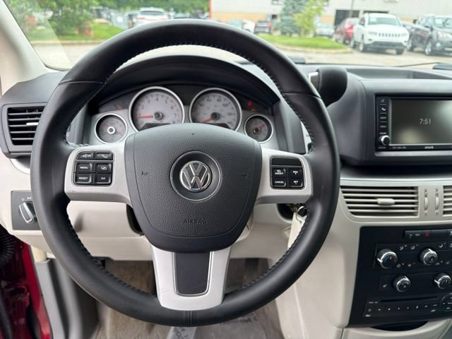 Used 2011 Volkswagen Routan SE FWD image 11