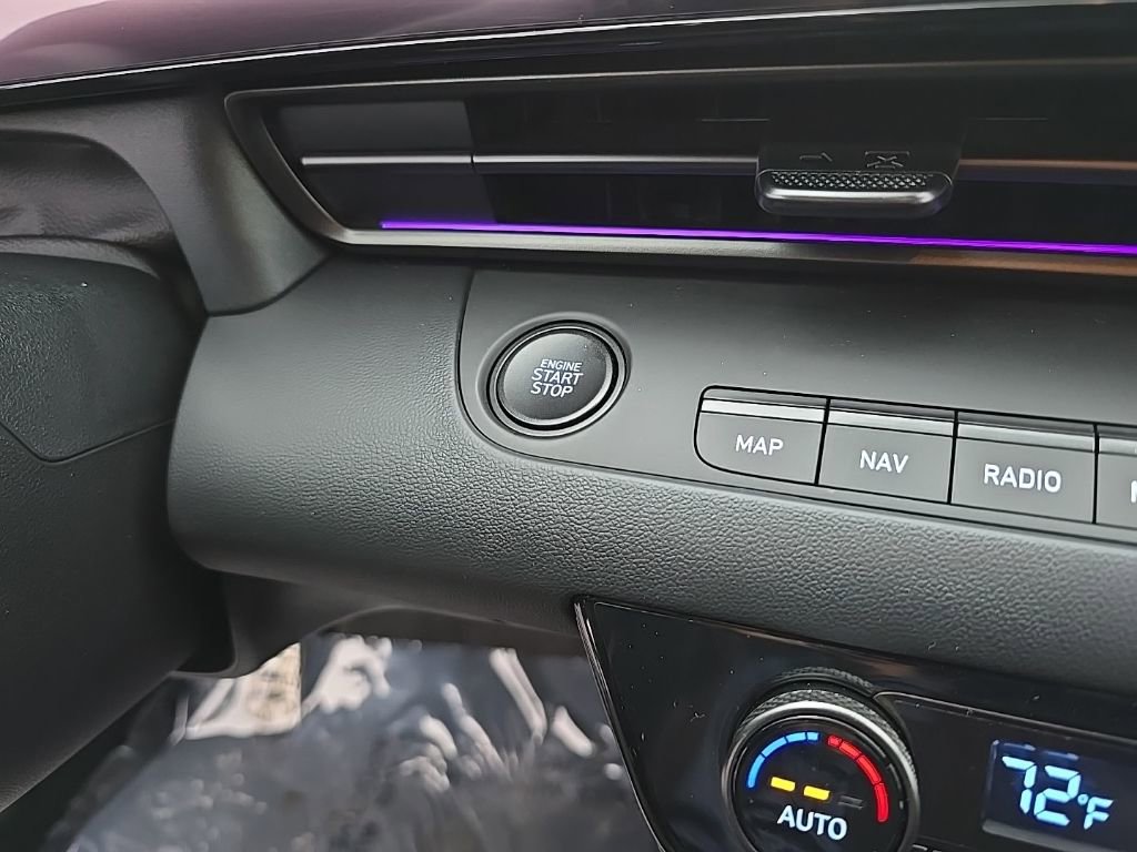 Certified 2025 Hyundai Elantra SEL image 17