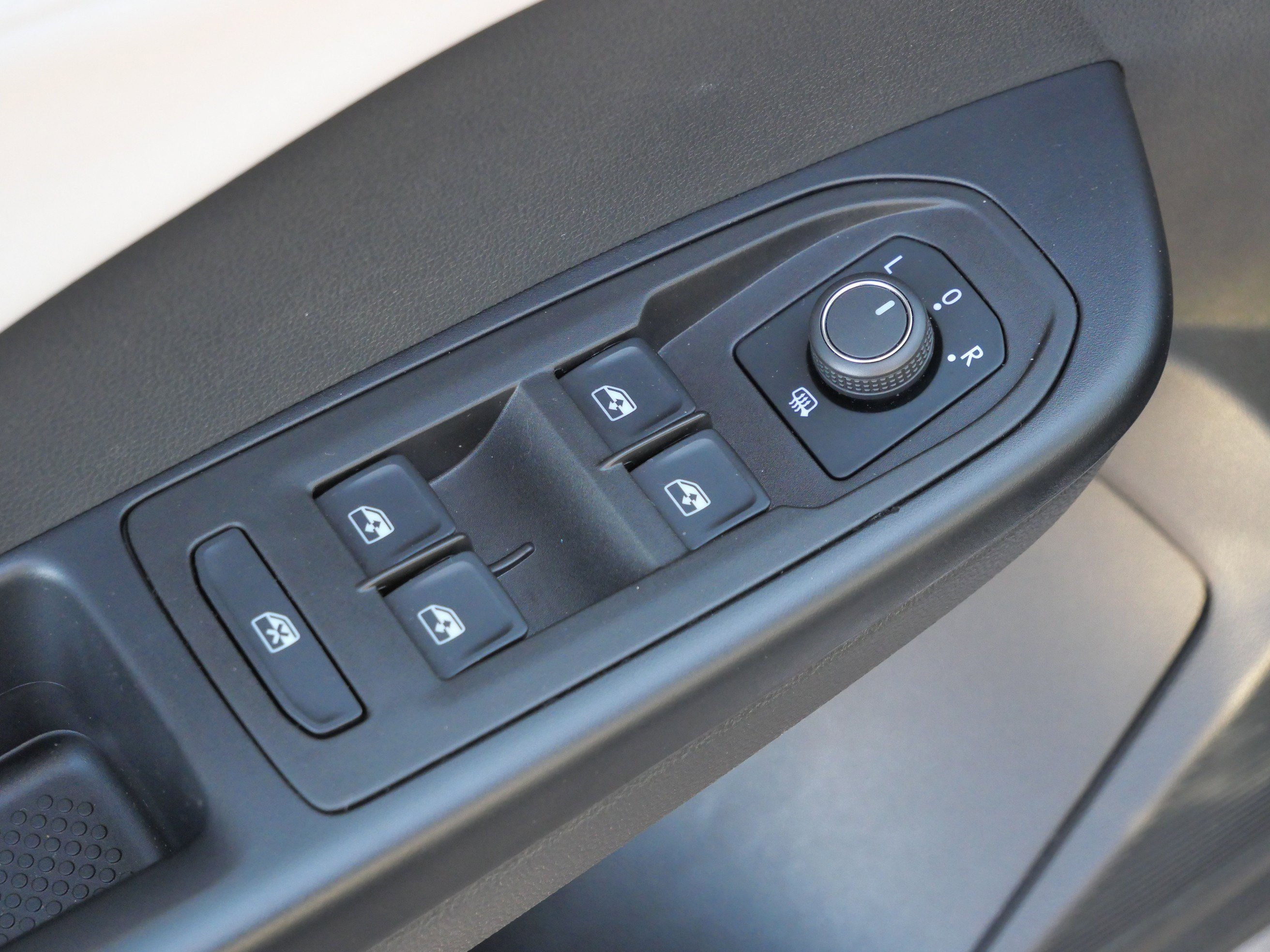 Certified 2025 Volkswagen Taos SE image 19