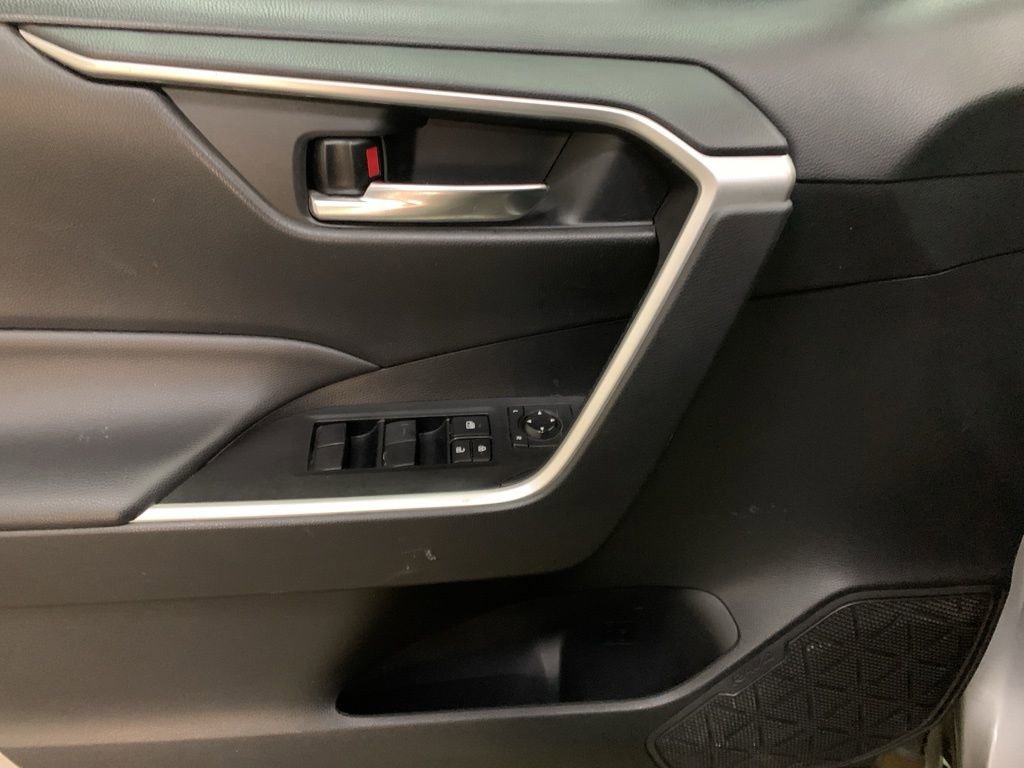 Used 2021 Toyota RAV4 XLE image 11