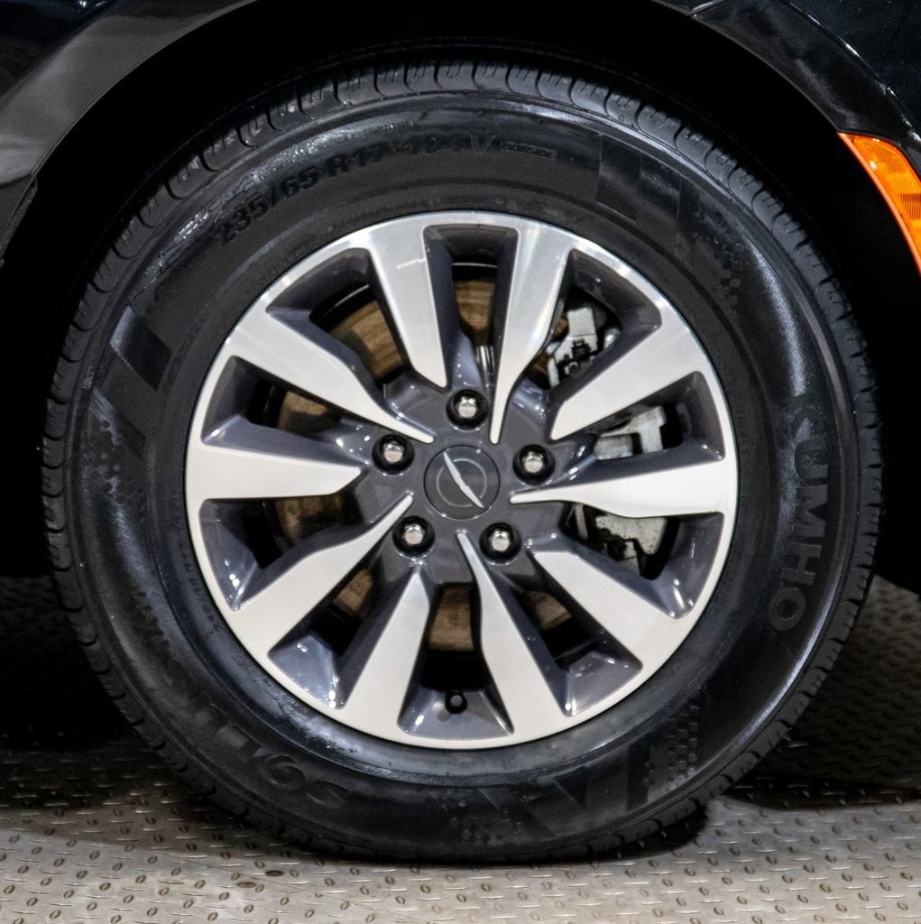 Used 2024 Chrysler Pacifica Select image 15