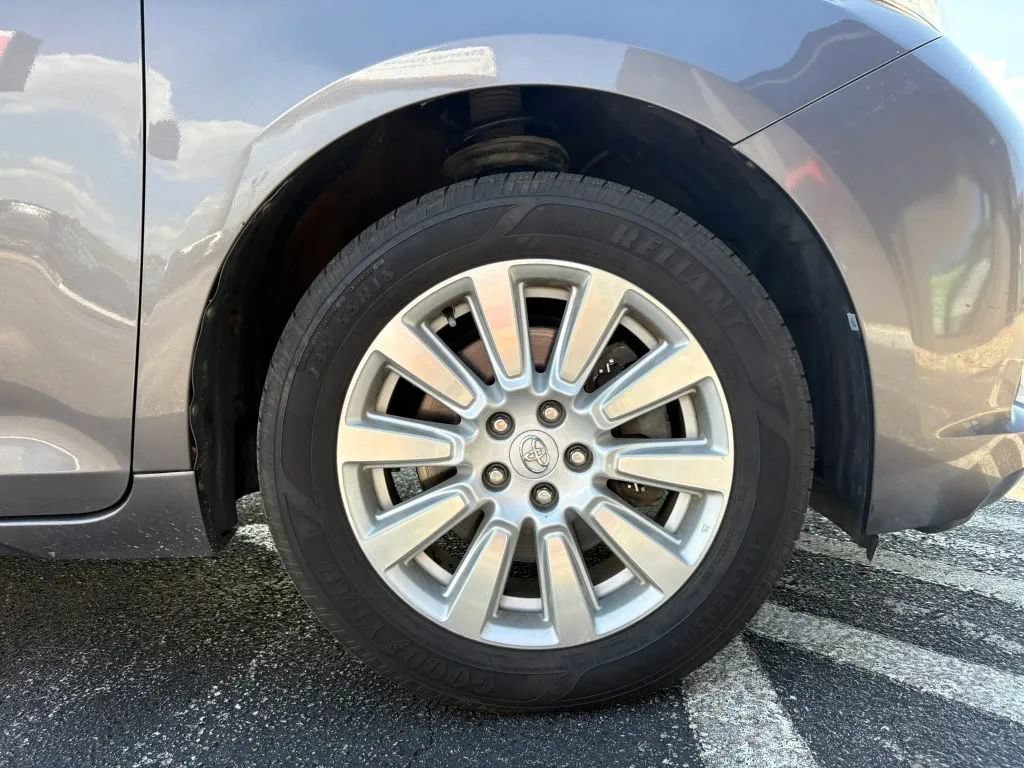 Used 2017 Toyota Sienna XLE Premium AWD/4WD image 31