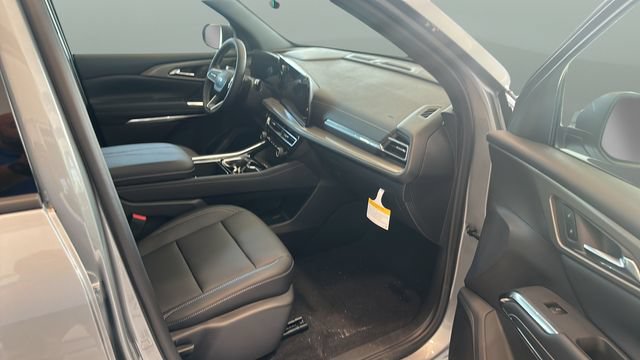 New 2027 Chevrolet Traverse LT w/ Sun and Wheel Package FWD image 17