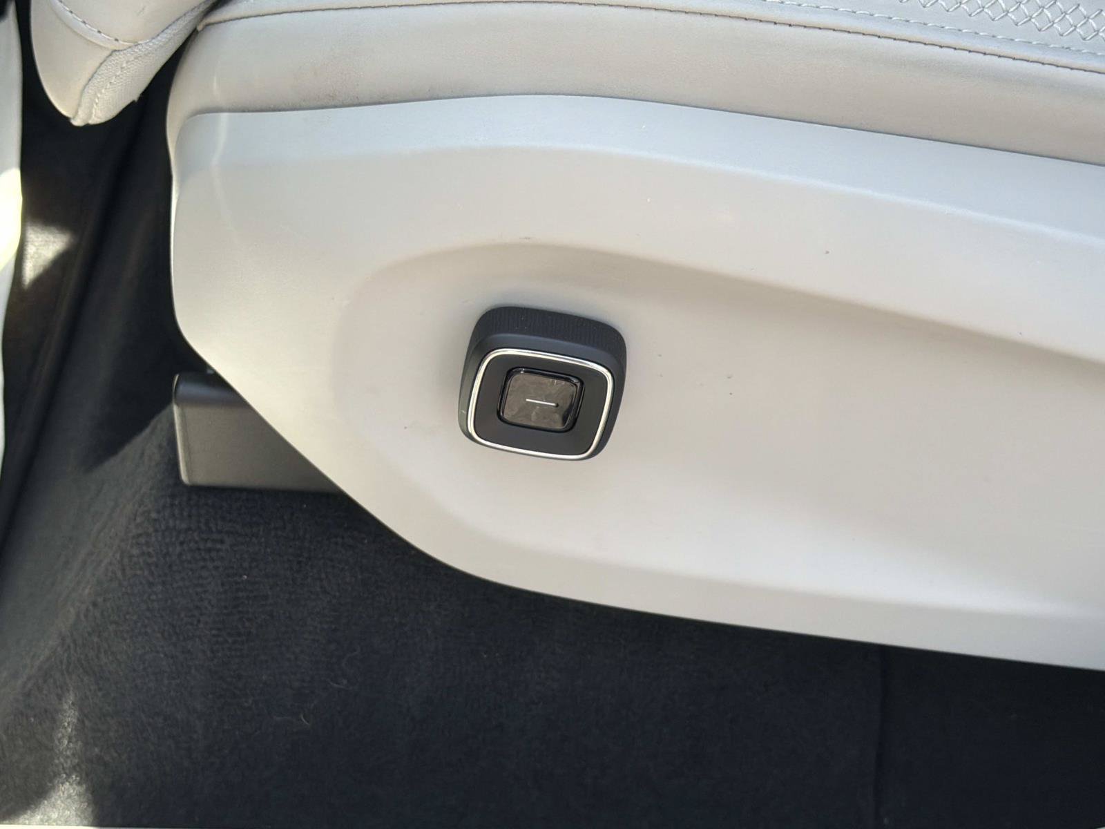 Certified 2025 Volvo EX90 Plus AWD/4WD image 18