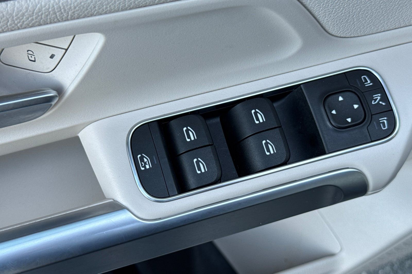 Certified 2025 Mercedes-Benz GLB 250 image 12