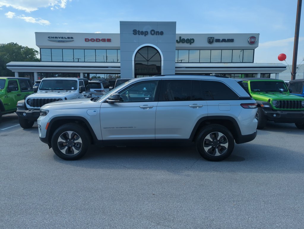 Used 2022 Jeep Grand Cherokee Limited 4xe w/ Luxury Tech Group II AWD/4WD image 3
