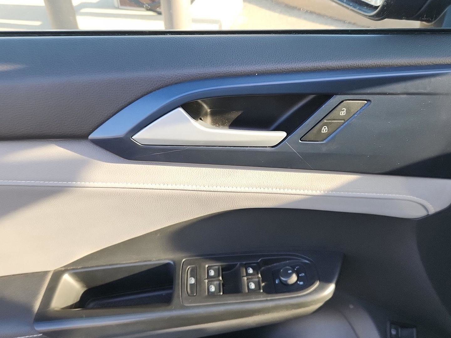 Used 2024 Volkswagen Taos SE AWD/4WD image 12