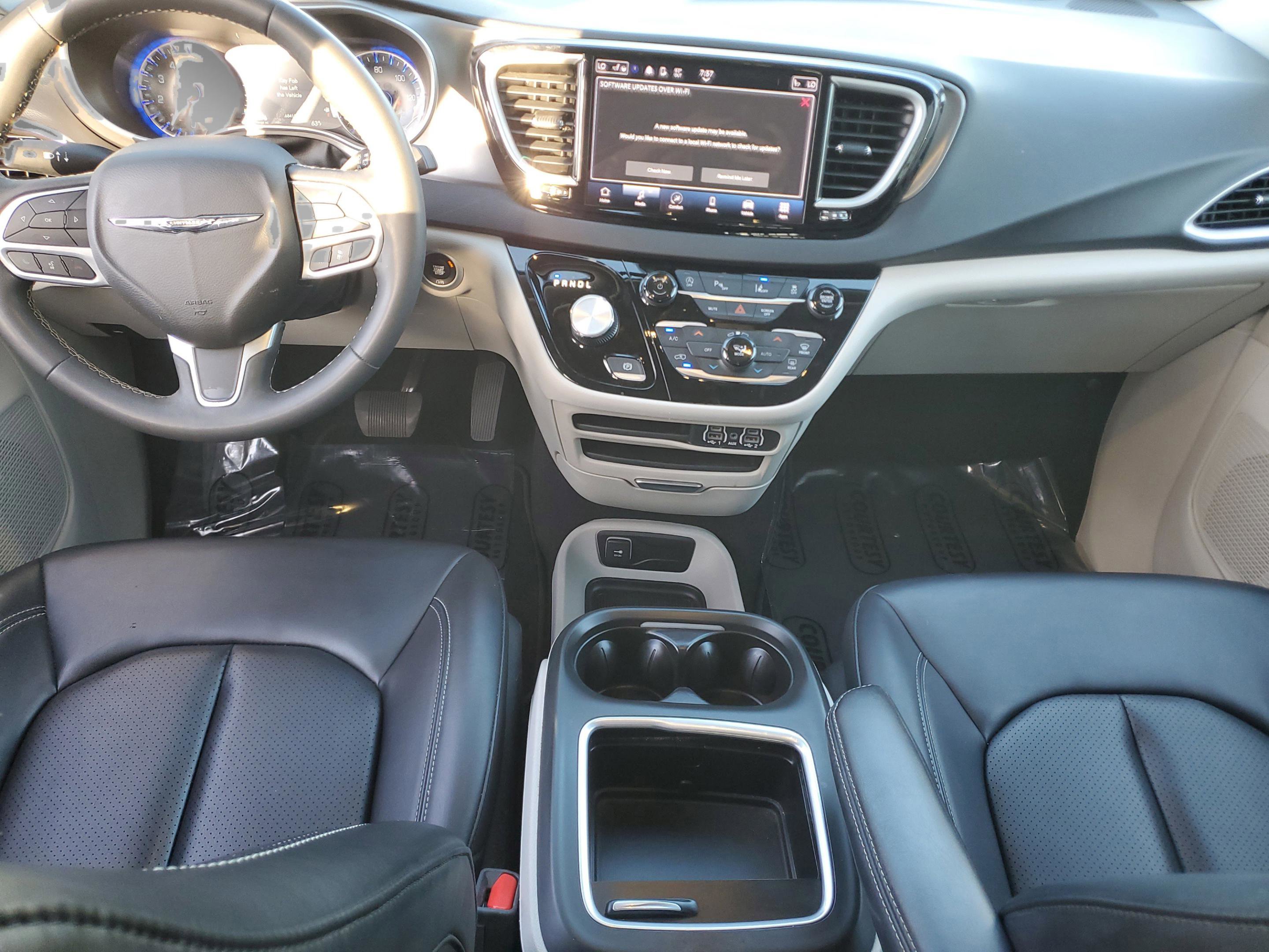 Used 2023 Chrysler Pacifica Touring-L image 25