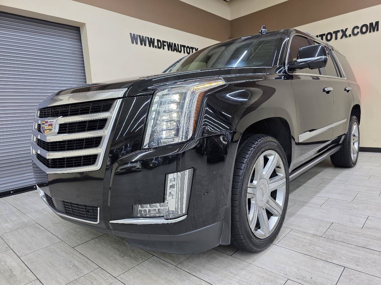 Used 2018 Cadillac Escalade Premium Luxury AWD/4WD image 2