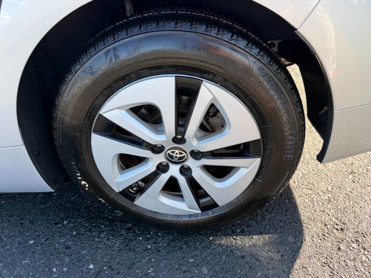 Used 2016 Toyota Prius Four w/ Advanced Technology Package FWD image 12