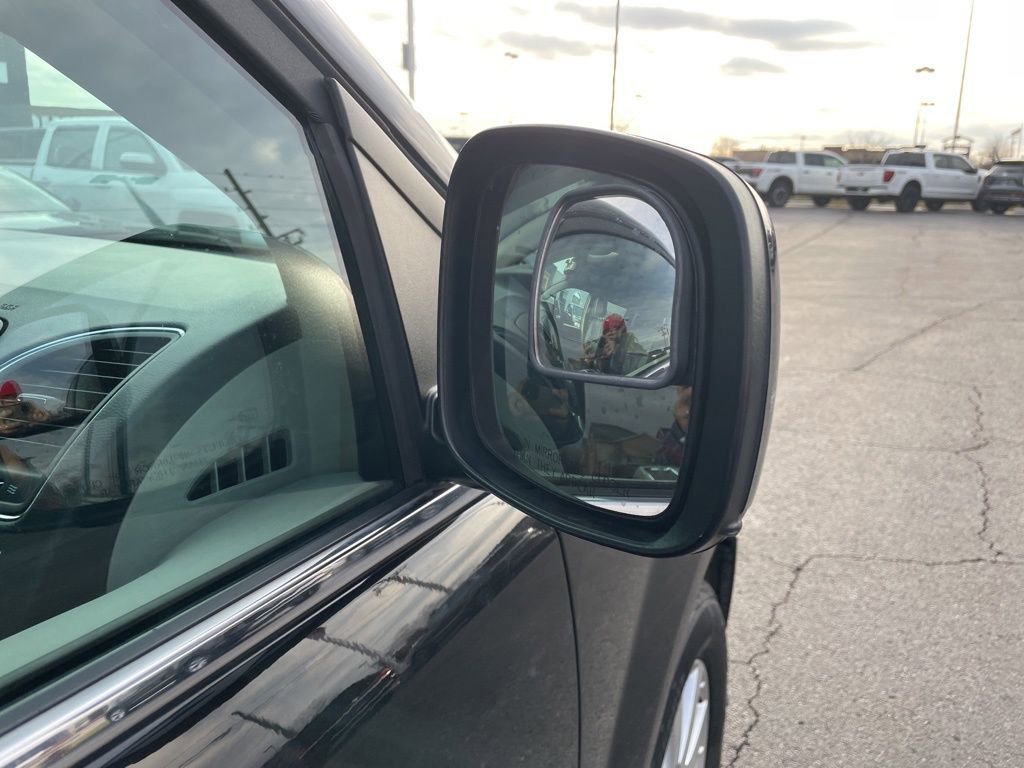 Used 2014 Chrysler Town & Country Touring image 13