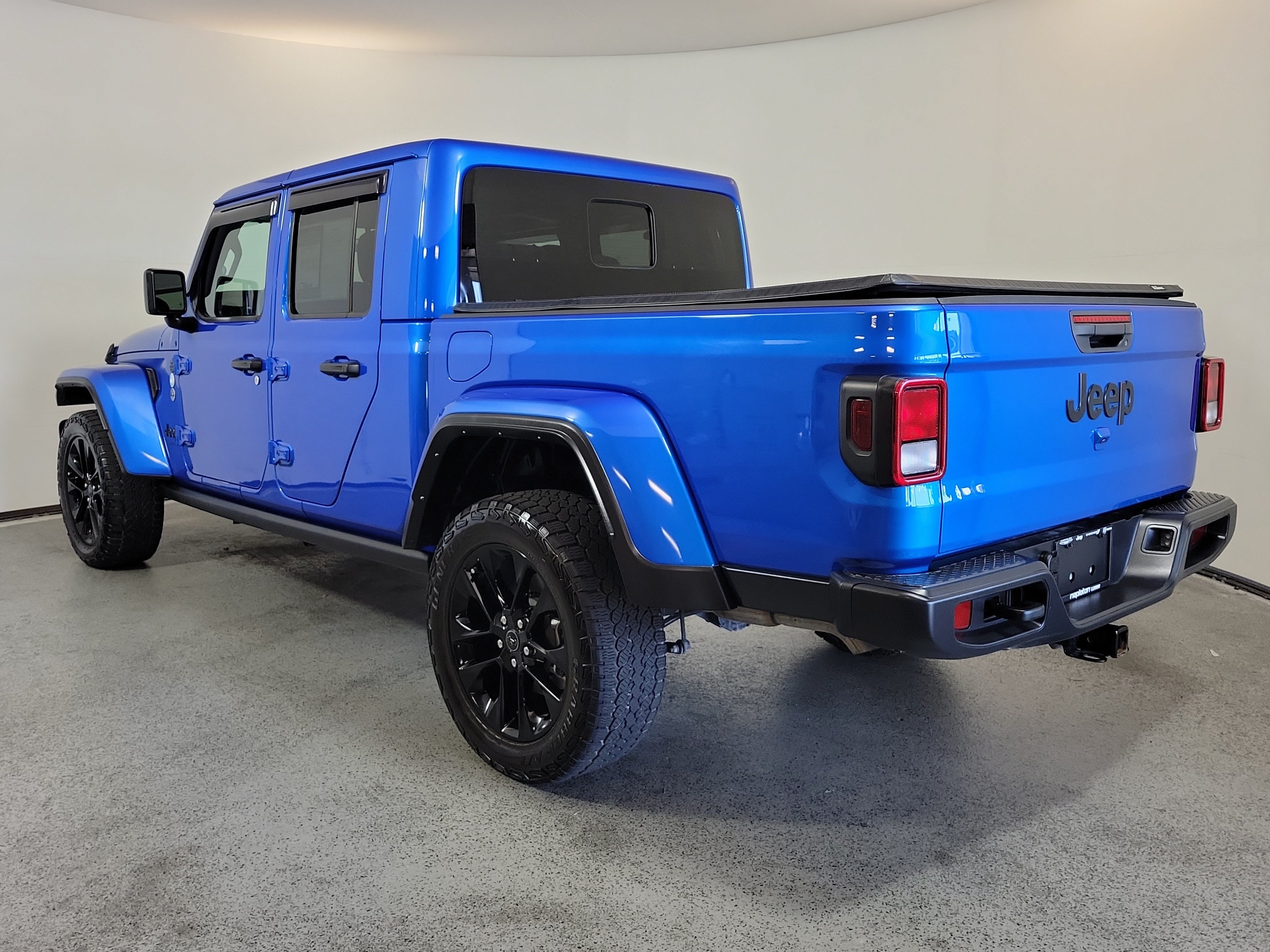 Used 2024 Jeep Gladiator Overland AWD/4WD image 5