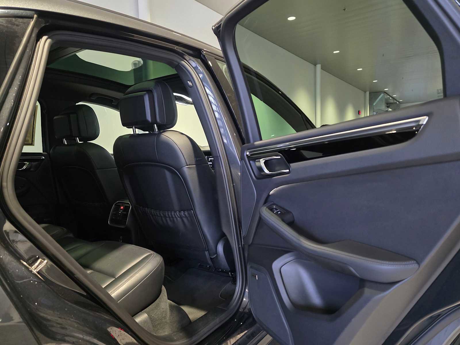 Used 2021 Porsche Macan S image 16