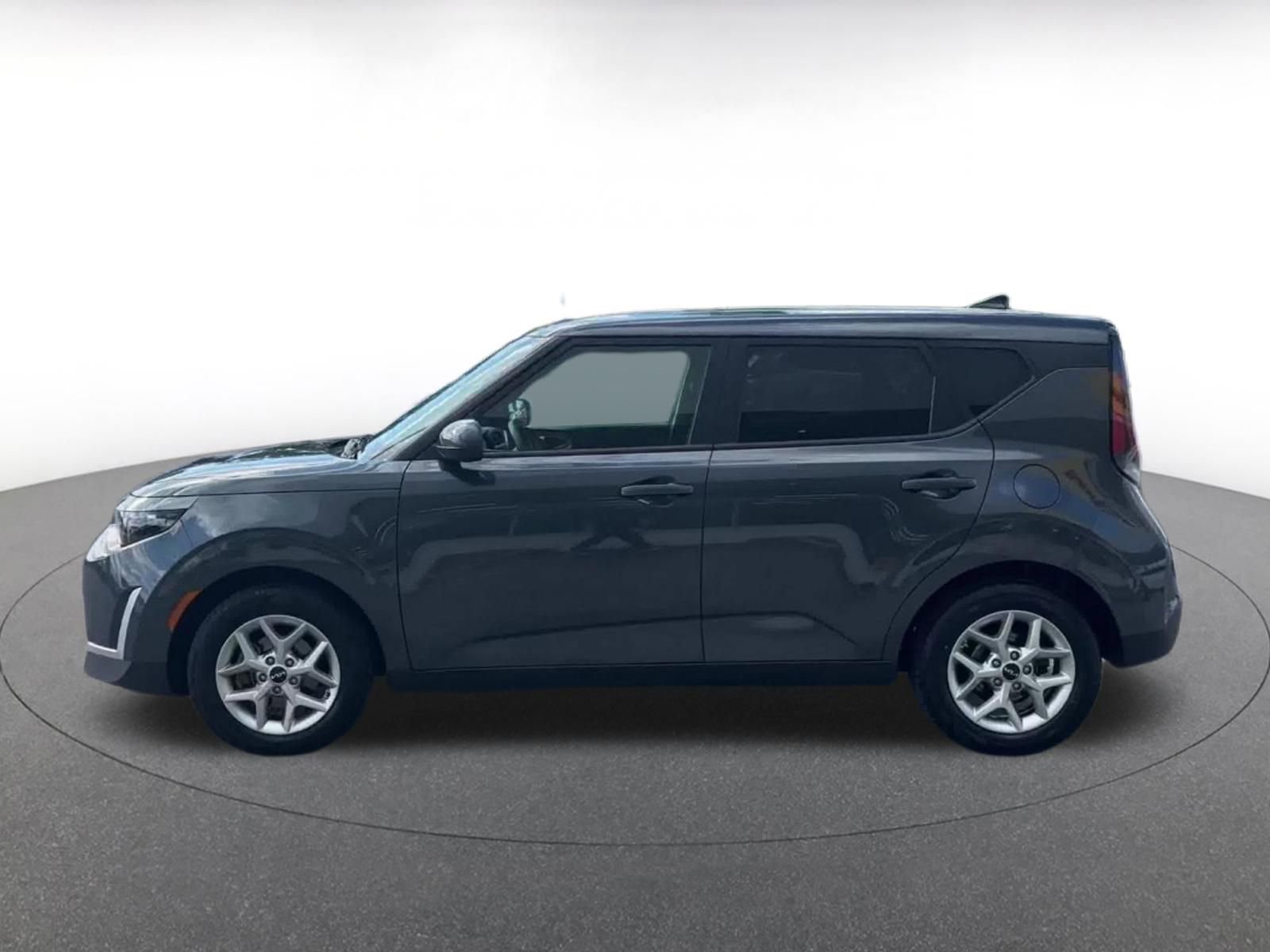 Used 2025 Kia Soul LX w/ LX Technology Package FWD image 9
