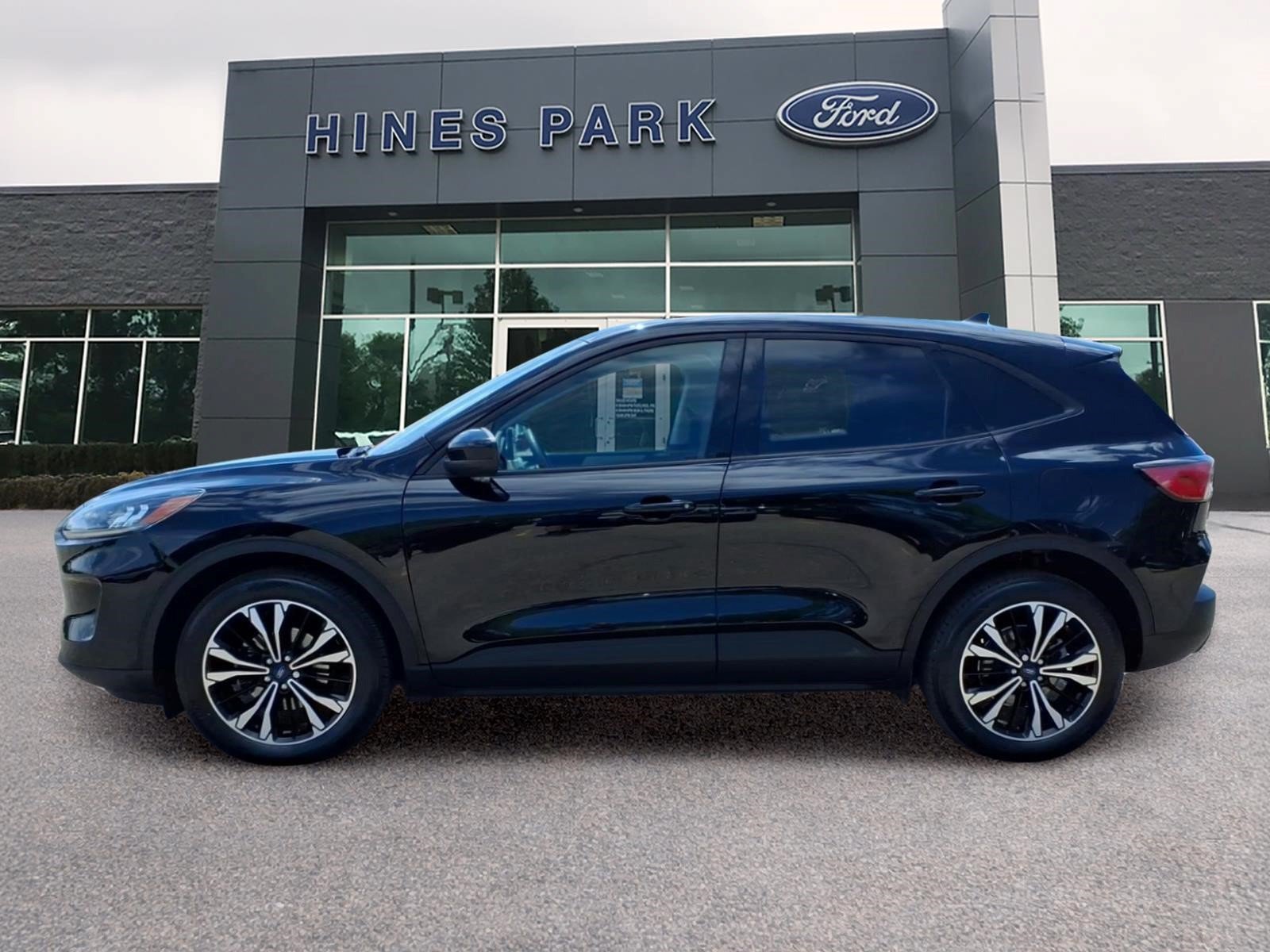 Used 2022 Ford Escape SE w/ SE Sport Appearance Package AWD/4WD image 4
