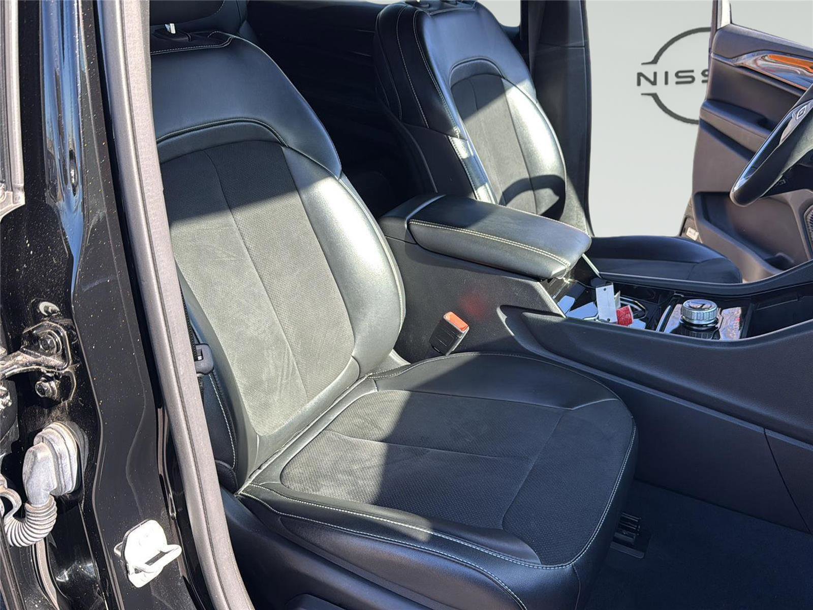 Used 2023 Jeep Grand Cherokee L Laredo image 38