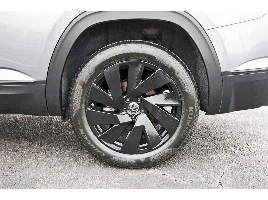 Used 2024 Volkswagen Atlas SE w/ Black Wheel Package image 33