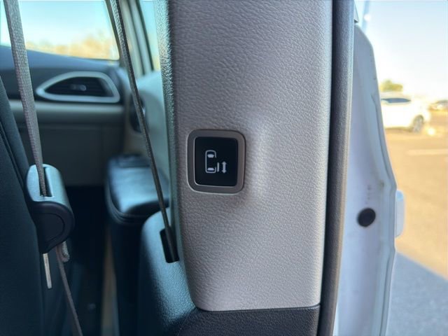 Used 2022 Chrysler Voyager LX image 15