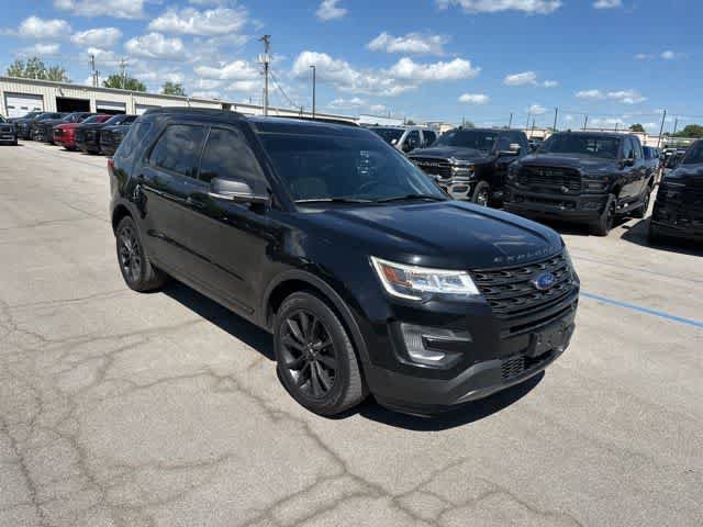 Used 2017 Ford Explorer XLT w/ Equipment Group 202A AWD/4WD image 26