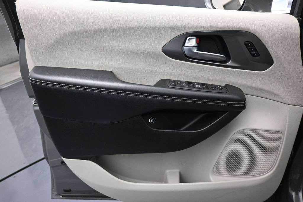 Used 2022 Chrysler Pacifica Touring-L FWD image 12