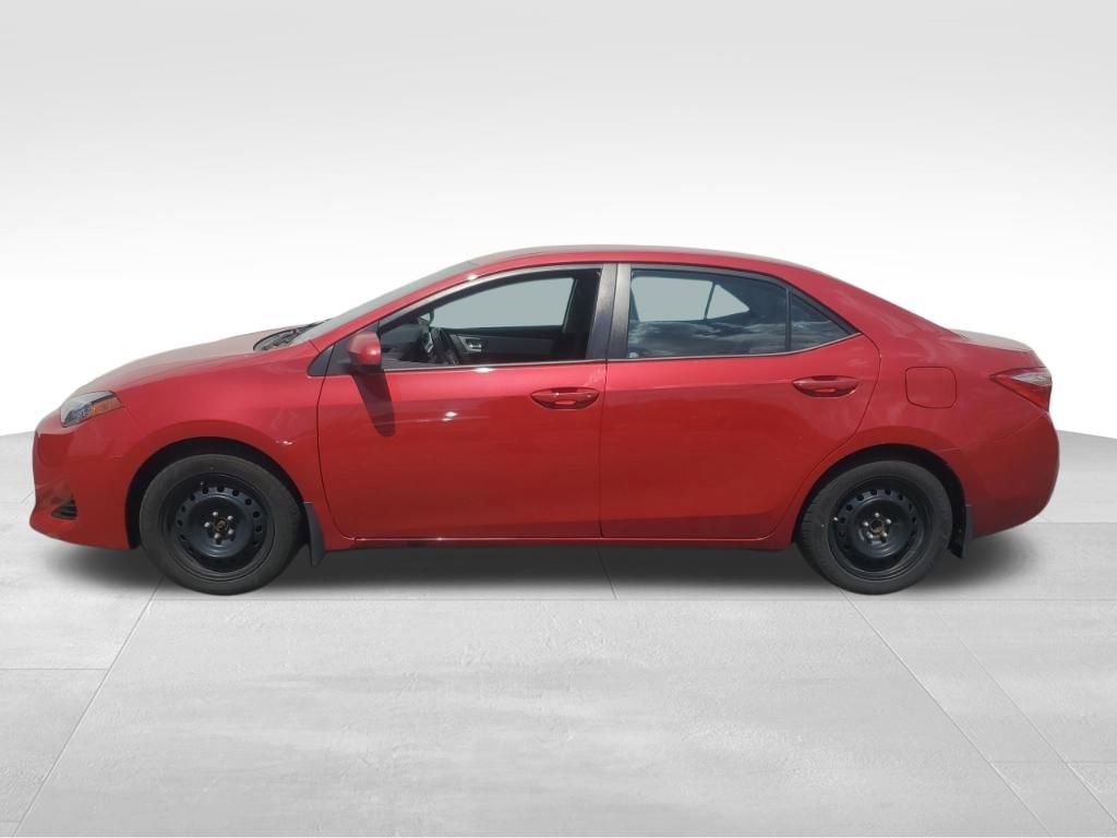 Used 2018 Toyota Corolla LE image 2