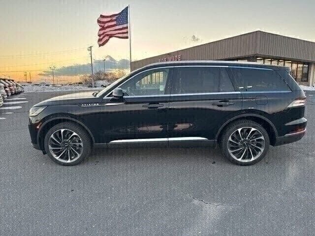New 2025 Lincoln Aviator Reserve w/ Illumination Package image 2
