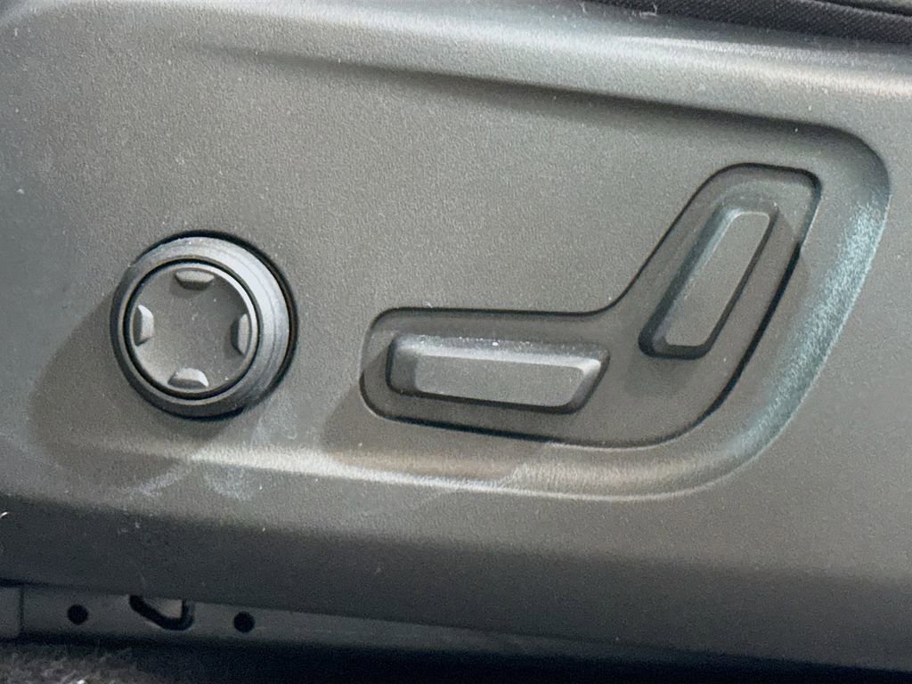 Used 2026 Volvo XC40 B5 Ultra w/ Climate Package image 4