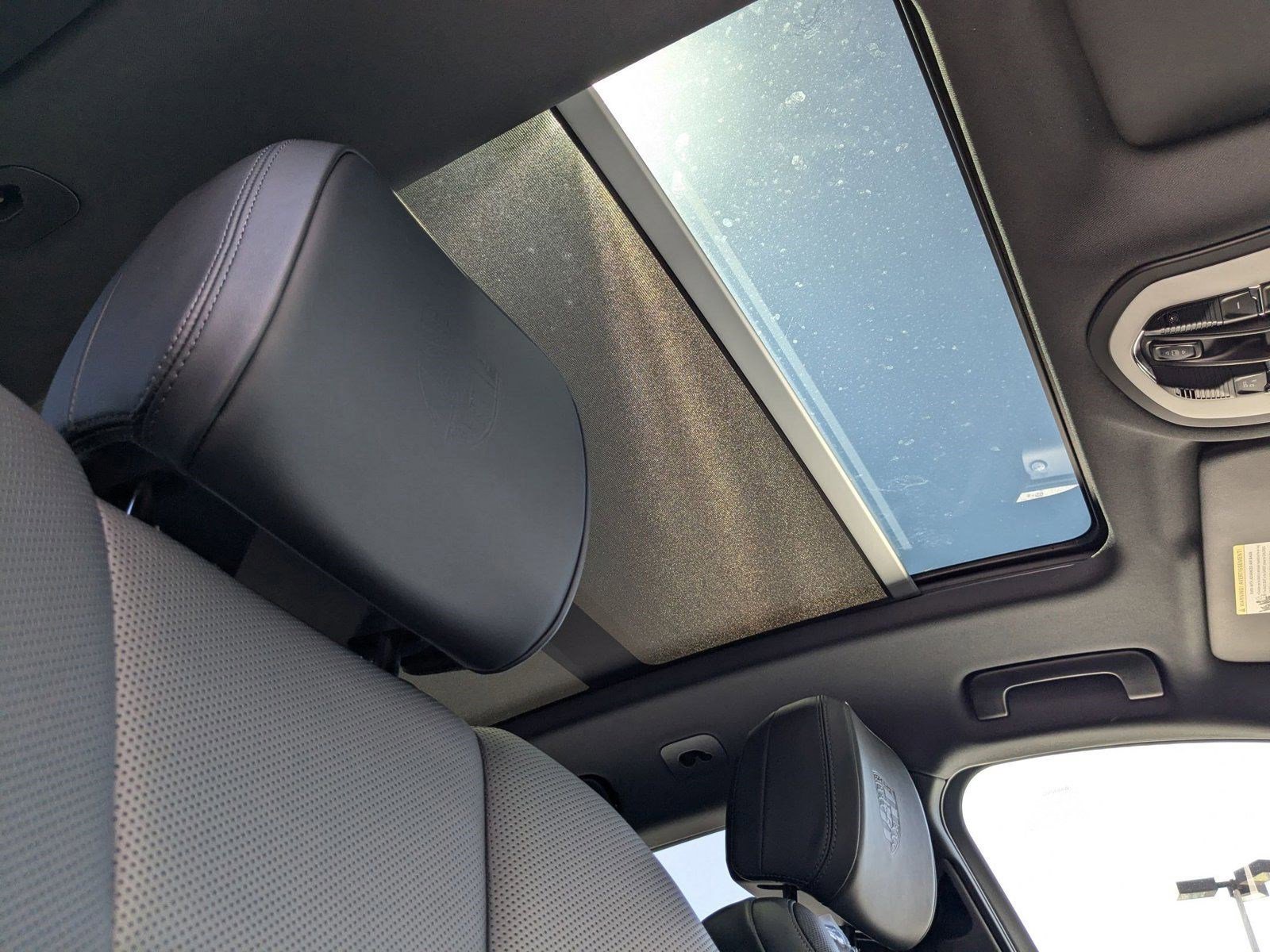 Certified 2025 Porsche Macan image 28