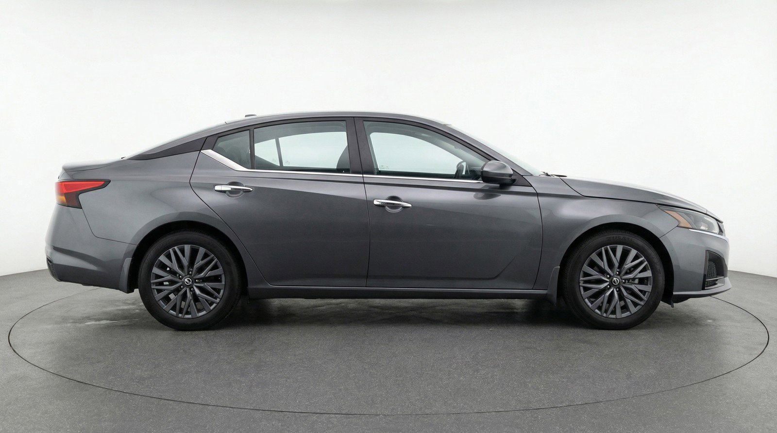 Used 2025 Nissan Altima 2.5 SV FWD image 11