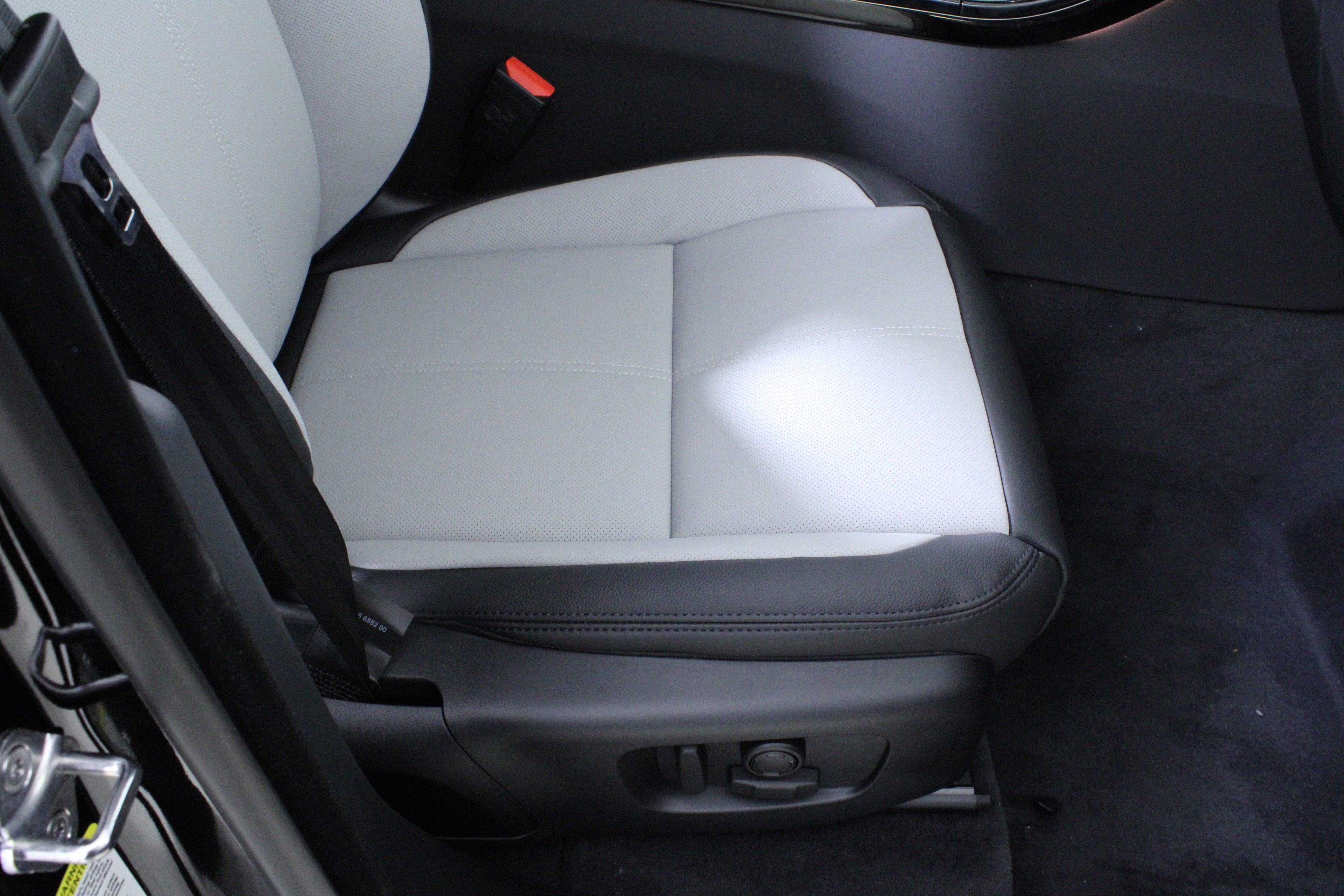 New 2026 Land Rover Range Rover Velar Dynamic SE image 13