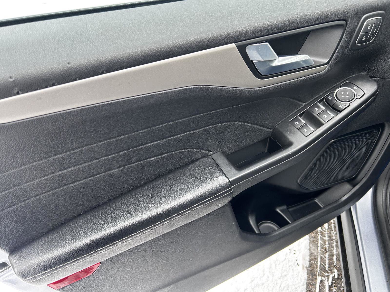 Used 2022 Ford Escape SEL w/ Technology Package image 10