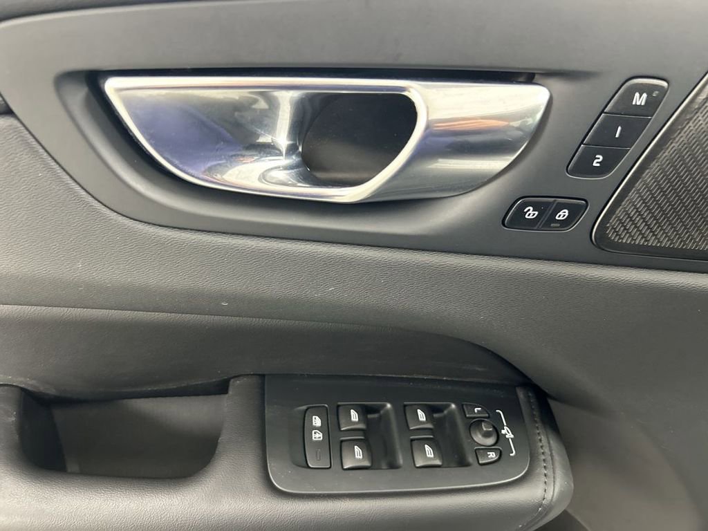 Used 2023 Volvo XC60 B5 Plus w/ Climate Package AWD/4WD image 11