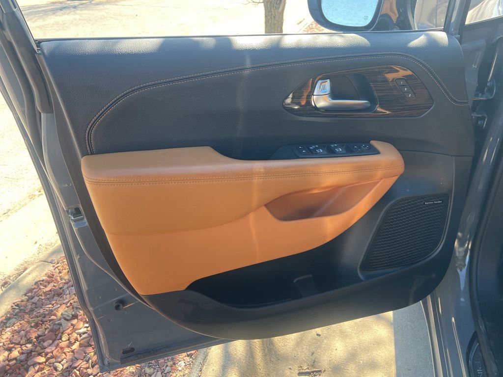 Used 2023 Chrysler Pacifica Pinnacle w/ Trailer Tow Group image 8