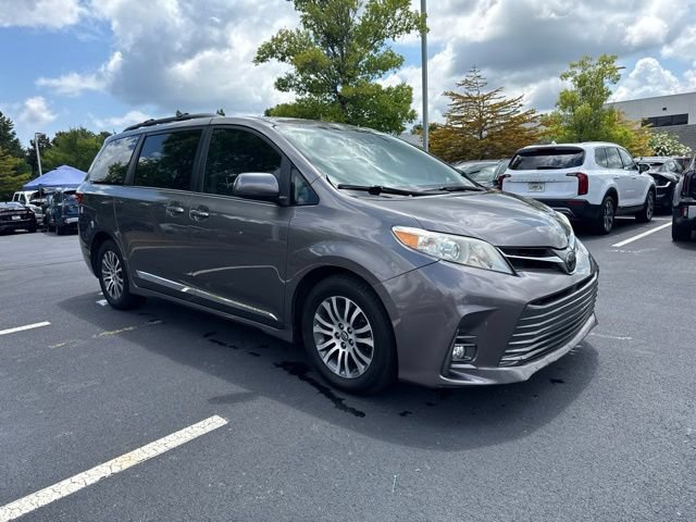 Used 2018 Toyota Sienna XLE w/ XLE Navigation Package FWD image 7