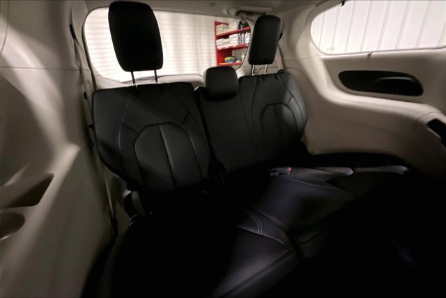 Used 2021 Chrysler Pacifica Touring-L w/ Uconnect Theater Family Group FWD image 28