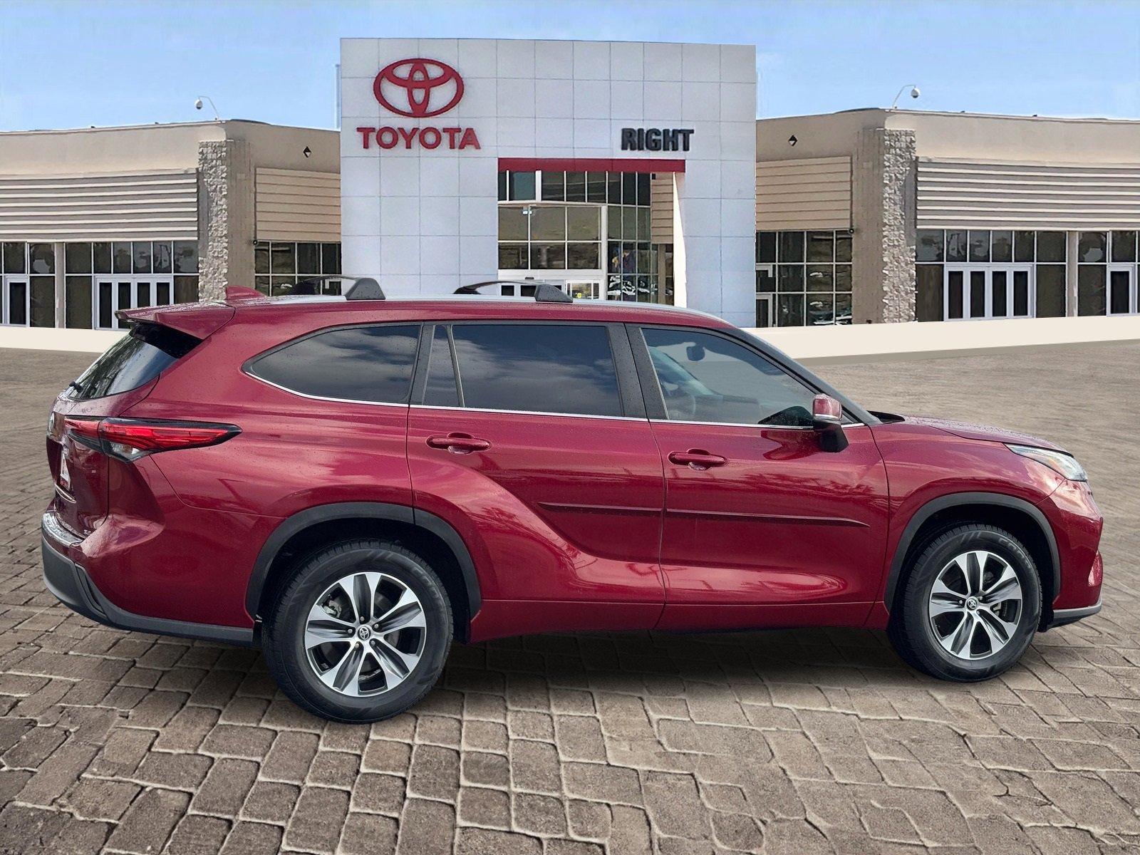 Certified 2023 Toyota Highlander XLE image 8