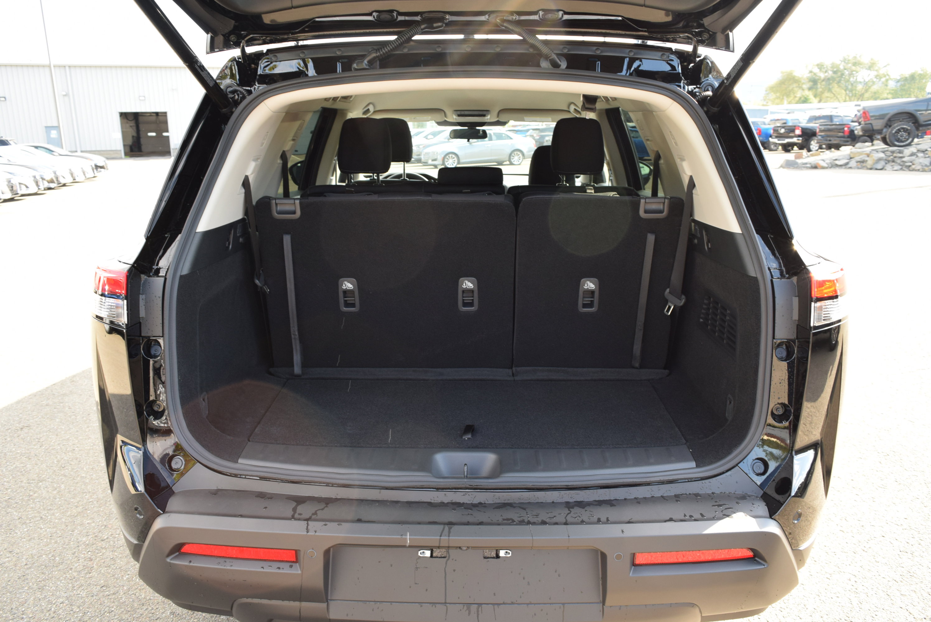 New 2025 Nissan Pathfinder SV w/ Black Appearance Package image 9