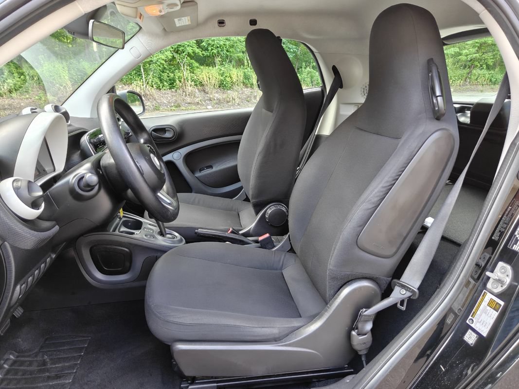 Used 2016 smart fortwo pure RWD image 10