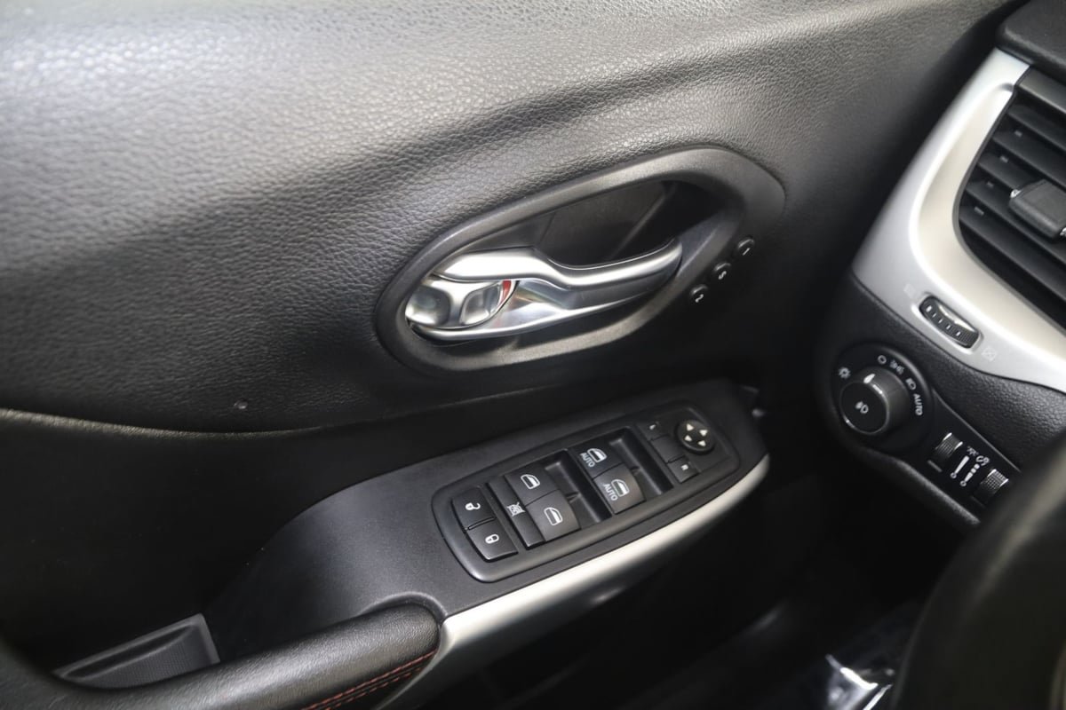 Used 2017 Jeep Cherokee Trailhawk AWD/4WD image 29