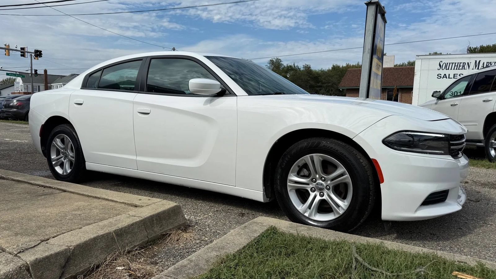 Used 2020 Dodge Charger SXT w/ Leather Interior Group RWD image 4