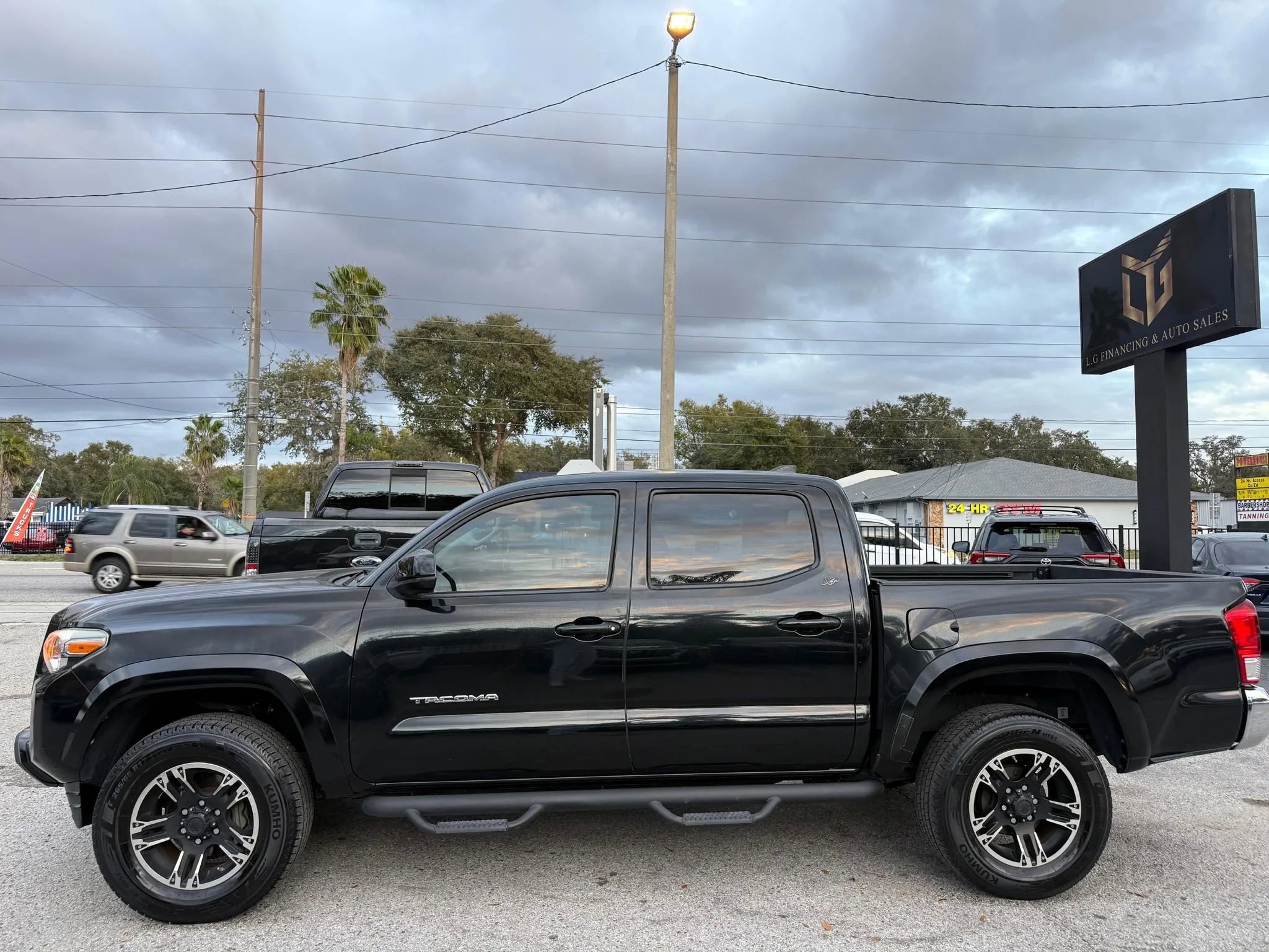 Used 2017 Toyota Tacoma SR5 image 4