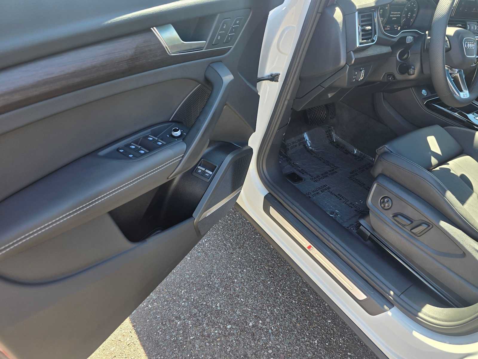 Used 2025 Audi Q5 e Premium Plus w/ Premium Plus Package AWD/4WD image 23