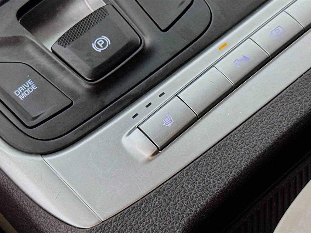 Used 2025 Kia Carnival FWD image 20