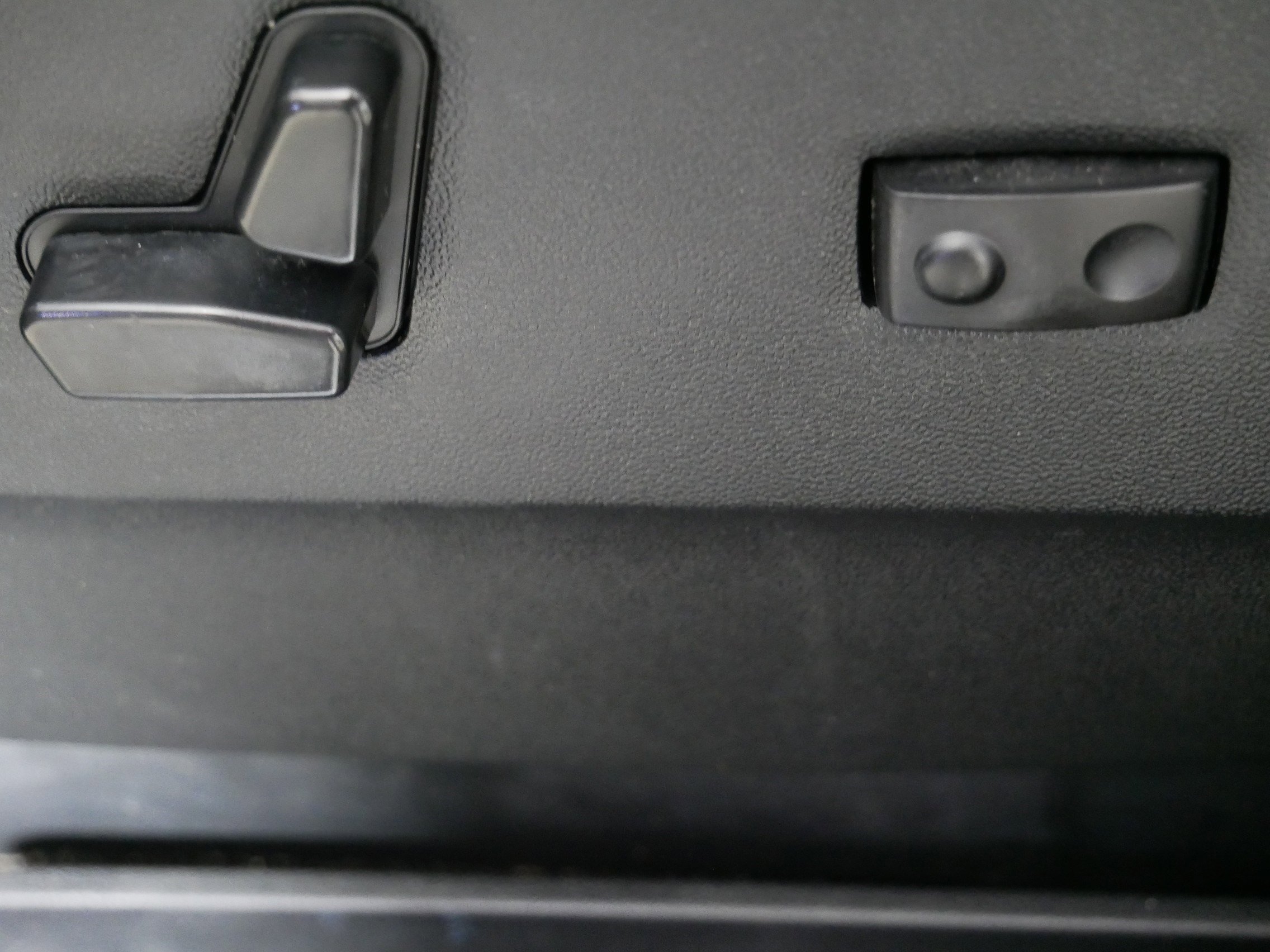 Used 2014 Chrysler Town & Country Touring-L image 20