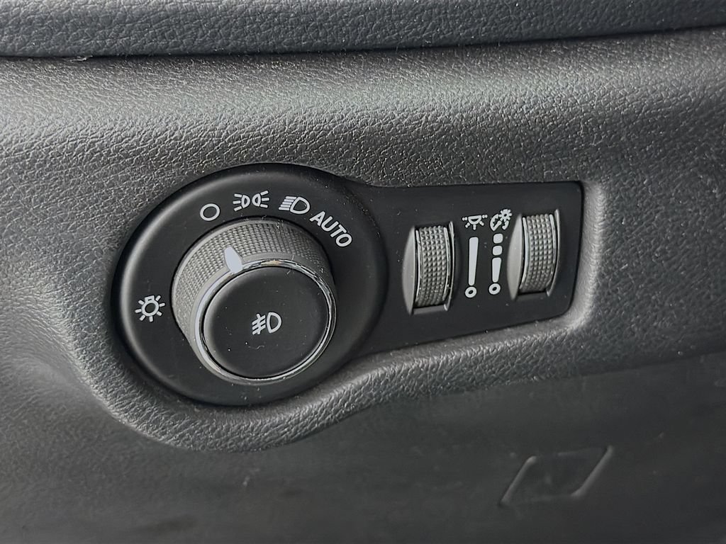 Used 2019 Chrysler Pacifica Limited w/ Advanced Safetytec Group FWD image 10