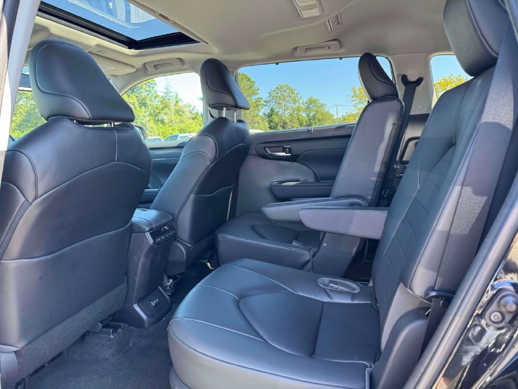 Used 2023 Toyota Highlander XLE AWD/4WD image 14