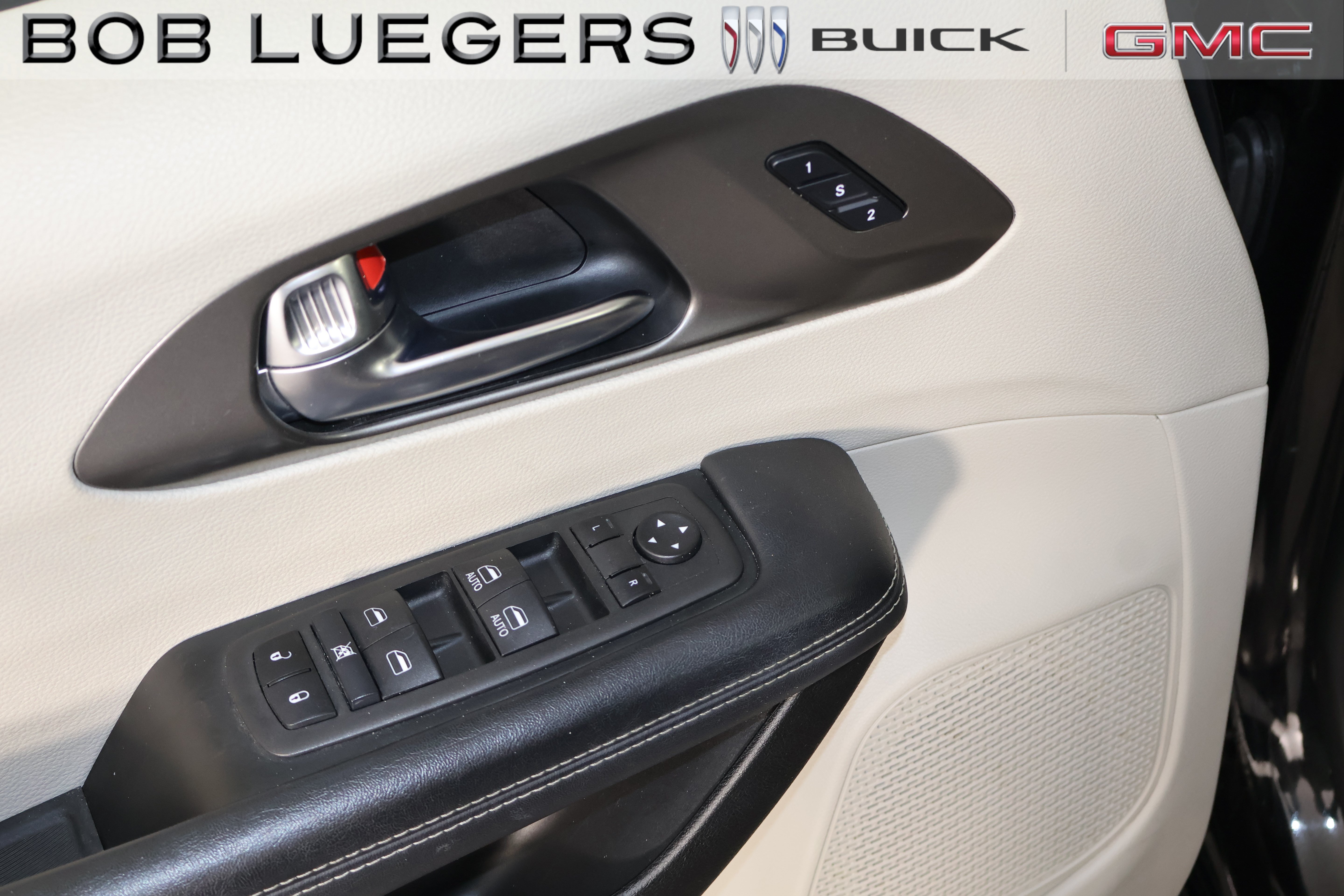 Used 2023 Chrysler Pacifica Touring-L FWD image 7