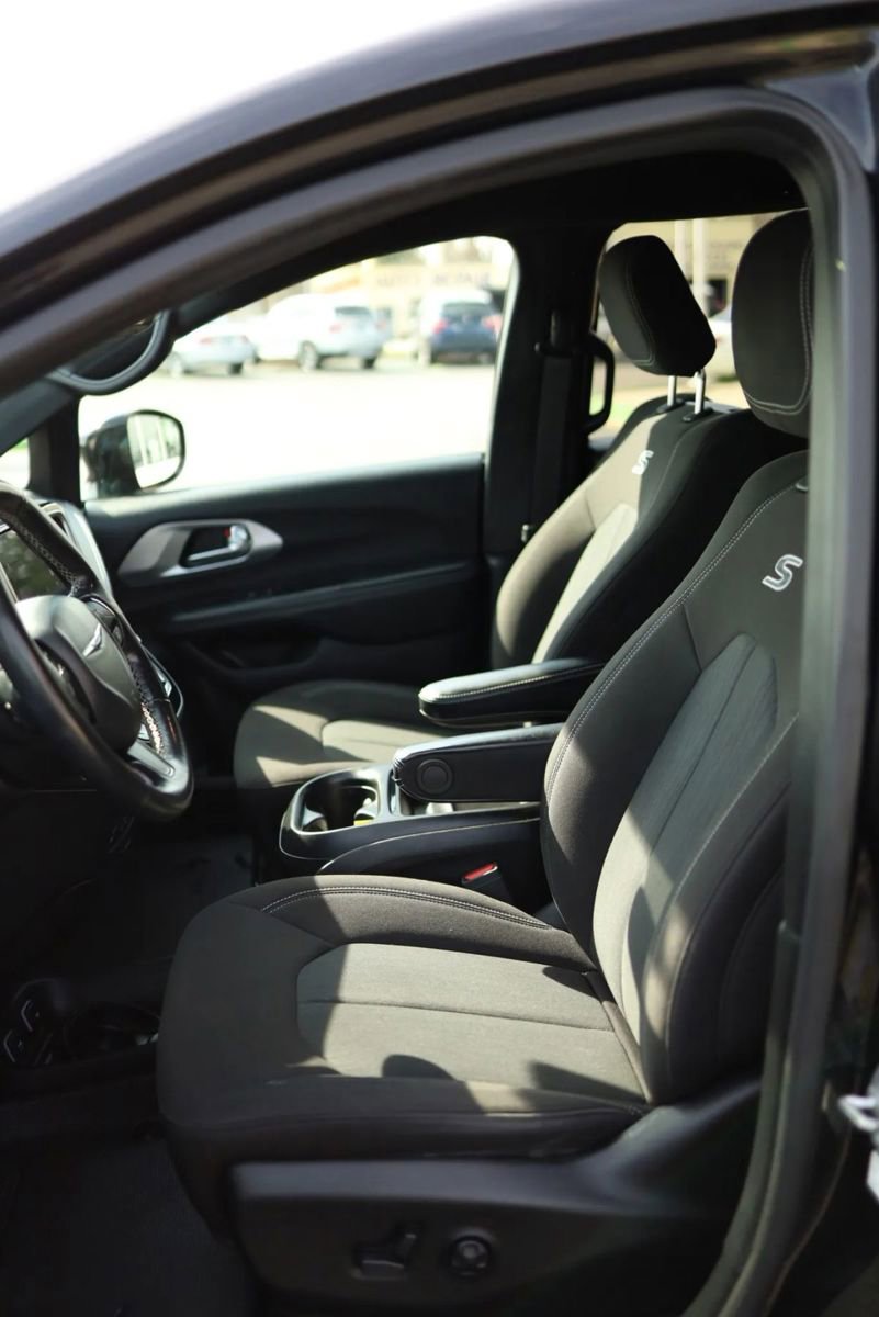 Used 2021 Chrysler Pacifica Touring w/ Uconnect Theater Family Group image 14