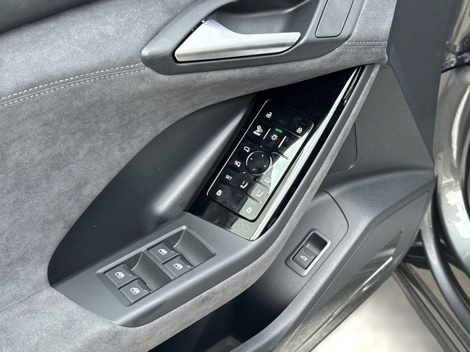 New 2025 Audi SQ6 e-tron Prestige image 23