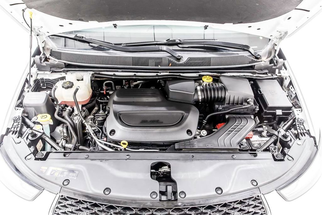 Used 2022 Chrysler Pacifica Limited w/ Uconnect Theater Family Group image 39